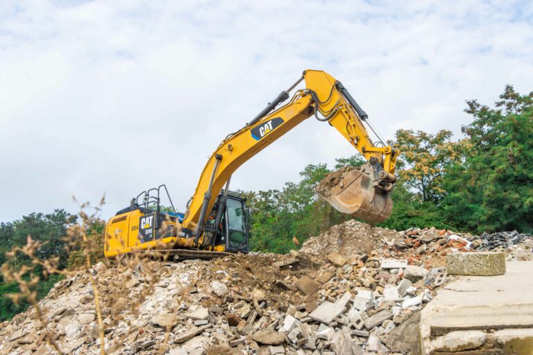 Bagger auf dem Recyclinghof ERA in Gladbeck